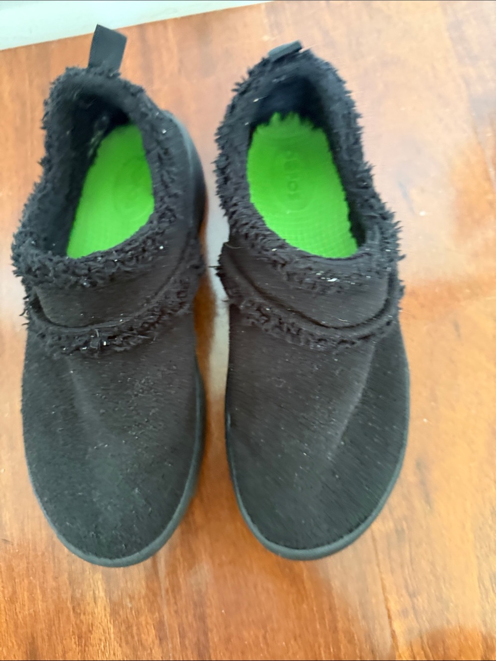 OOFOS Black Slip-On Comfort Shoes with Green Insole Accent